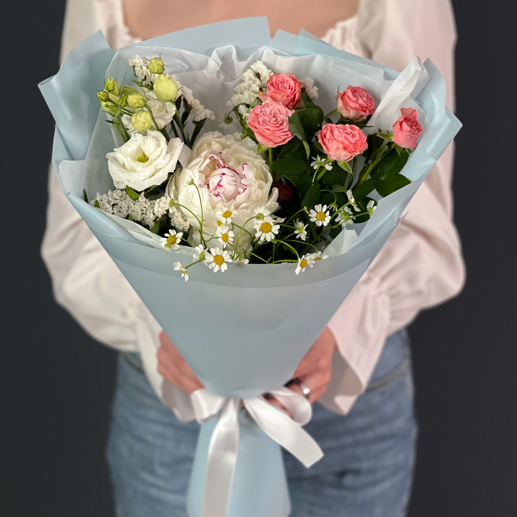 Букет-комплимент с пионами и ромашкой